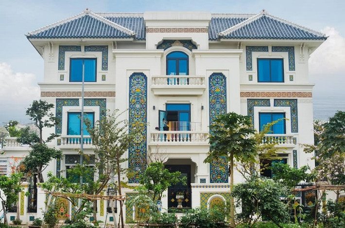 Toạ lạc tại Bát Tràng (Gia Lâm, Hà Nội), nhà gốm Quang Minh xây dựng trên lô đất 300m2 gồm 5 phòng ngủ, 1 một phòng giải trí, 1 bể bơi diện tích khoảng 50m2 và một số phòng chức năng khác. (Ảnh: Nguyễn Thị Thu Hằng)