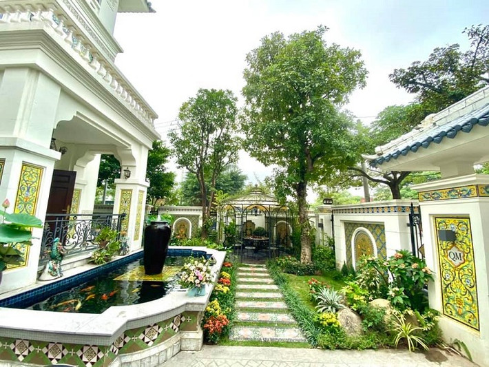 Chị Thu Hằng cho biết cảm hứng kiến trúc chủ đạo của công trình theo phong cách kiến trúc Đông Dương kết hợp Địa Trung Hải và tựu trung, toà nhà mang phong cách tân cổ điển.