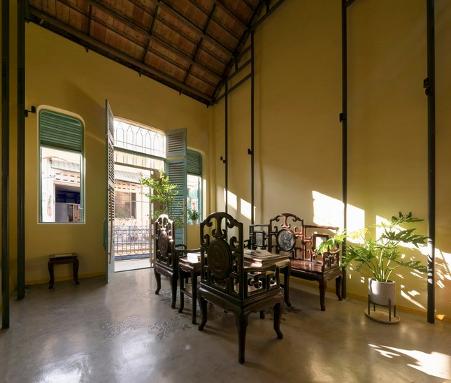 Nằm trong con hẻm nhỏ khu phố người Hoa tại Chợ Lớn, ngôi nhà được giữ nguyên kết cấu cũ và ngôn ngữ kiến trúc truyền thống để hài hòa với bối cảnh bên ngoài.