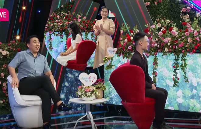 “Biết cách nói dễ sợ, thật ra nghề đạo diễn và sản xuất chỉ có ở TP.HCM thôi. Nhưng bạn trai nói hay quá, nghe ngọt ngào thật sự”, ông mối thích thú thốt lên. “Trời ơi đạo diễn nói câu nào nhức nhối câu đó”, Ngọc Lan đồng tình.