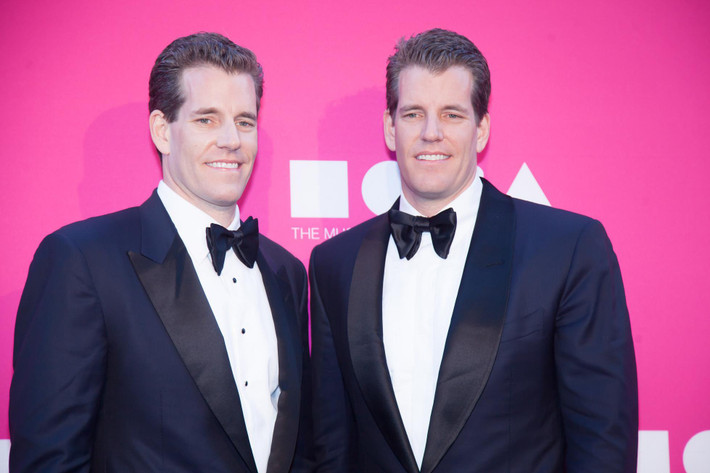 Cameron Winklevoss và Tyler Winklevoss (4 tỷ USD/người): Cặp anh em song sinh nhà Winklevoss từng thắng kiện 65 triệu USD từ Facebook với cáo buộc ăn cắp ý tưởng để tạo nên mạng xã hội này. Họ đã chi toàn bộ số tiền này vào thị trường tiền mã hóa, hiện sở hữu 4 tỷ USD trong tay. Bắt đầu đầu tư vào Bitcoin từ năm 2012, anh em sinh đôi nhà Winklevoss đã mở rộng ra nhiều loại hình tiền số khác và thành lập sàn giao dịch Gemini. Bộ đôi này cũng sở hữu nền tảng đấu giá Nifty Gateway. Ảnh: Getty Images.