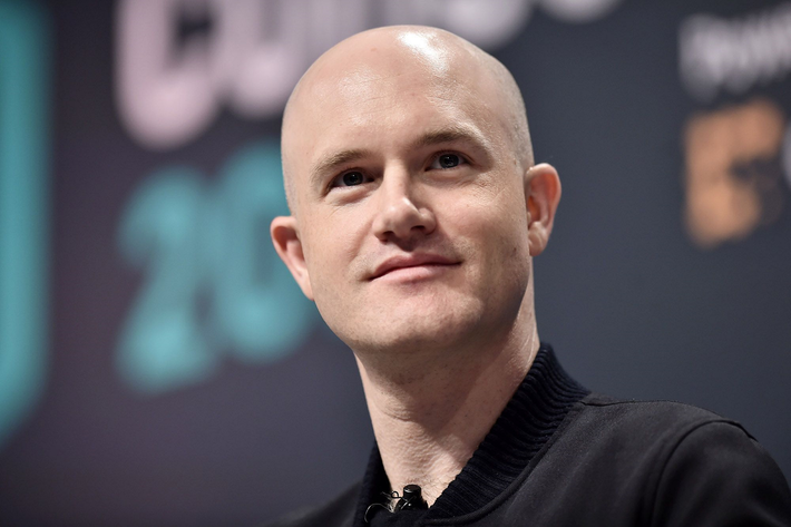 Brian Armstrong (6,6 tỷ USD): Ông là CEO và nhà sáng lập của Coinbase, sàn giao dịch tiền số lớn nhất nước Mỹ. Tháng 4/2021, Coinbase IPO với định giá 100 tỷ USD. Hiện giá trị vốn hóa của sàn giao dịch này đã giảm một nửa. Với 19% cổ phần sở hữu của công ty, Armstrong vẫn lọt top 3 tỷ phú tiền mã hóa giàu nhất thế giới. Ảnh: Reuters.