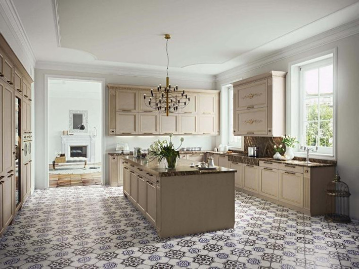 Lược giản bớt những hoa văn họa tiết vốn là đặc trưng của phong cách cổ điển, nhờ vậy mà nhà bếp tân cổ điển thường thoáng đãng hơn. Căn bếp này có hệ tủ nhiều ngăn kéo, tay cầm thanh mảnh thuận tiện trong việc đóng mở