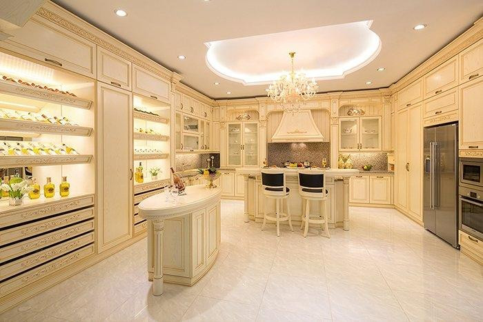 Nhà bếp biệt thự có không gian rộng nên việc bày trí các món đồ nội thất vừa phải đảm bảo được tính thoáng đãng nhưng cũng phải có sự liên kết, thống nhất, không tạo cảm giác rời rạc