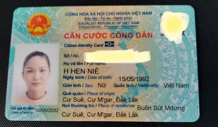 ới đây, H'Hen Niê đã chia sẻ luôn hình chụp căn cước công dân với phần ảnh vẫn rất xinh xắn. Vì khung ảnh chỉ lấy mặt và một chút cổ áo nên trang phục xộc xệch của cô không hề ảnh hưởng. Việc để mặt mộc cũng không khiến cô Hen trông nhợt nhạt mà vẫn vô cùng xinh xắn.