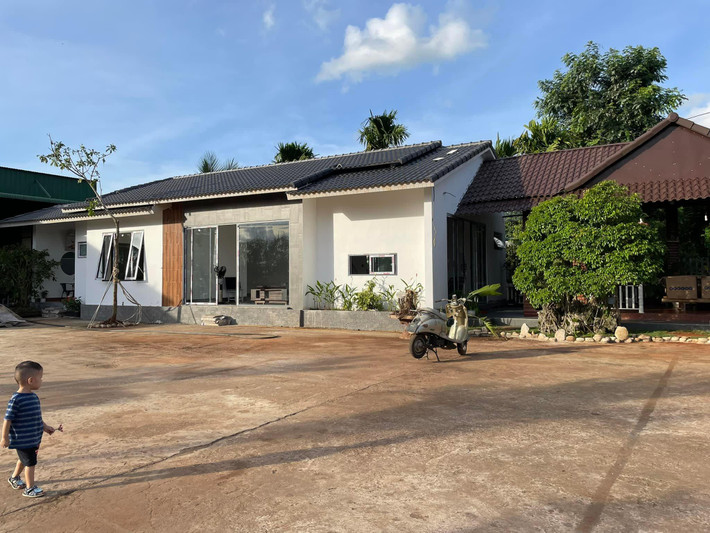 Ngôi nhà 1 tầng mái dốc với khuôn viên rộng rãi, hồ nước điều hòa mát mẻ là nơi ở của cặp vợ chồng lớn tuổi. Con cái ông bà đã khôn lớn, trưởng thành và ở riêng. Tuy nhiên, cuối tuần hay những kỳ nghỉ các con lại đưa cháu về chơi, sum vầy với bố mẹ.