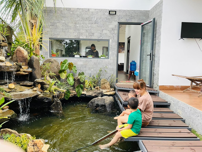 Hồ cá với suối chảy róc rách vui tai cả ngày. Do nhà có trẻ nhỏ nên gia chủ tính toán độ sâu, đảm bảo an toàn cho các cháu. Hồ có hệ thống lọc nước nên luôn trong vắt, dễ vệ sinh. Khu vực này nằm ở cạnh bếp nên khi nấu nướng gia chủ có thể ngắm cảnh bên ngoài.