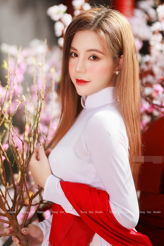 Diện áo dài kín đáo tạo dáng bên loài hoa ngày Tết, cô nàng hấp dẫn và quyến rũ.