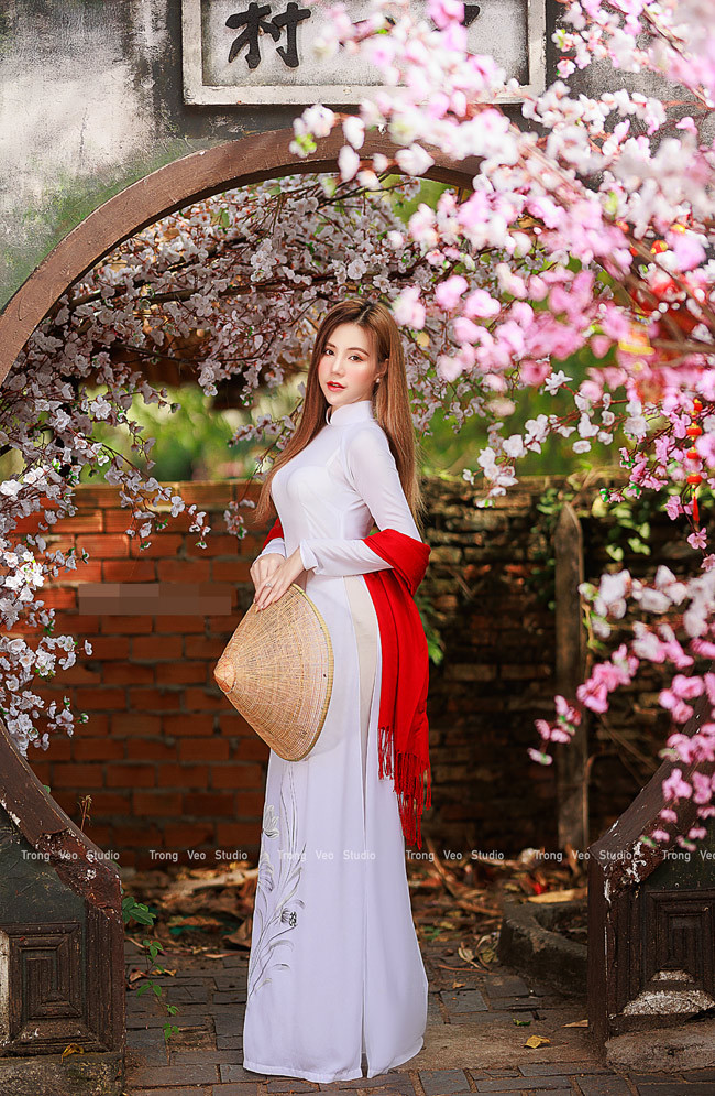 Mong muốn có ảnh kỷ niệm đầu xuân, khoe sắc bên hoa đào, Linh Rin đã thực hiện bộ ảnh này.