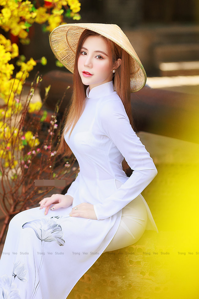 Thiếu nữ Đà Lạt khoe dung nhan trẻ trung, tràn đầy sức sống bên hoa đào đầu xuân.