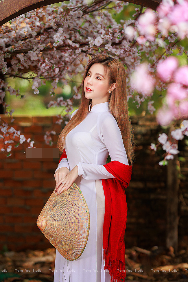 Chia sẻ bộ ảnh đào xuân của mình trên mạng xã hội, Nguyễn Thị Thảo Linh (nick name Linh Rin, sinh năm 1999, Đà Lạt) nhận được sự quan tâm của đông đảo dân mạng.