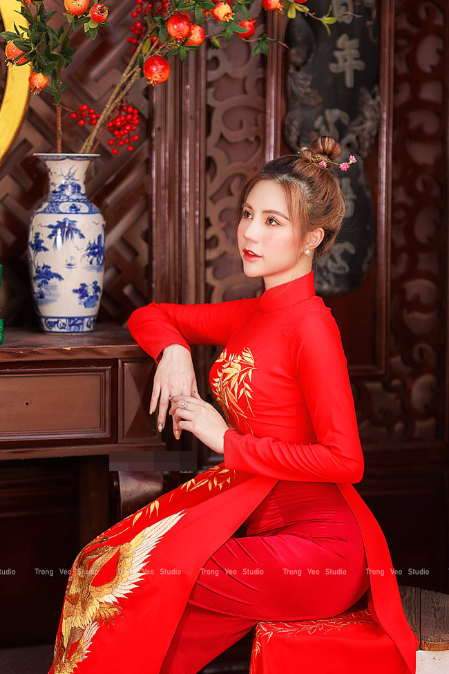 Với số đo ba vòng chuẩn: 82-60-90 (cm) cô nàng gợi cảm ngay cả khi diện áo dài kín đáo.