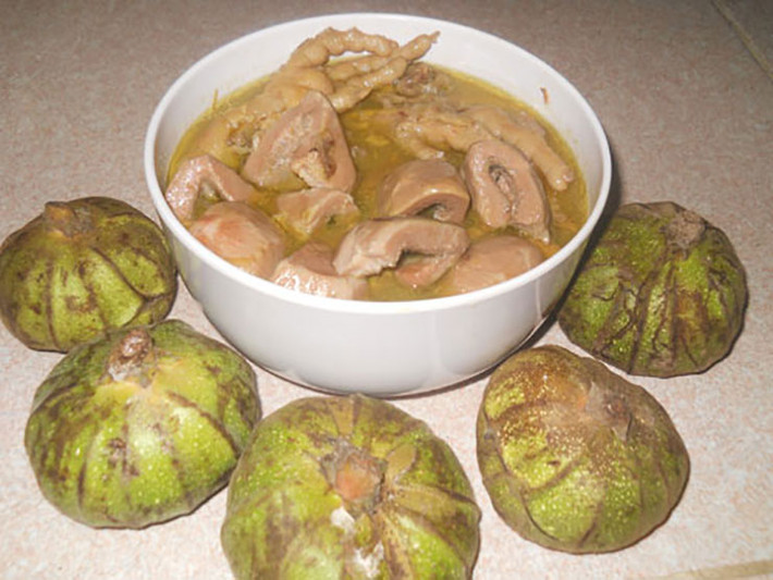 Ở Huế, quả vả được chế biến thành nhiều món ngon như: Vả trộn hến, vả trộn tôm xúc bánh đa, vả hầm sườn non hoặc giò lợn hoặc sườn…