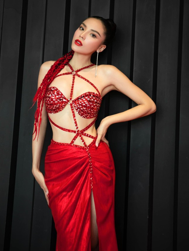 Váy dạ hội cut-out biến tấu từ áo tắm mang lại nét đẹp sexy cho Hoa hậu Việt Nam 2014.