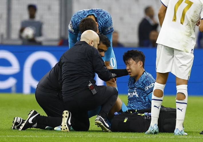 Son Heung-min chấn thương ở trận Tottenham thắng ngược Marseille 2-1 tại Champions League. Tiền đạo Hàn Quốc nhảy lên và có va chạm trên không với Chancel Mbemba. Vai của cầu thủ người CH Congo đã huých mạnh vào mặt Son.
