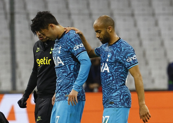 Son Heung-min sẽ phải phẫu thuật rạn xương quanh mắt trái, khiến khả năng dự World Cup 2022 bỏ ngỏ. Son là cầu thủ quan trọng nhất của đội tuyển Hàn Quốc. Vắng anh, HLV Paulo Bento sẽ gặp khó khăn để xây dựng một hàng công có sức sát thương cho Hàn Quốc.
