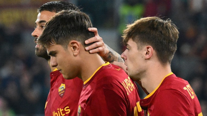 Paulo Dybala dính chấn thương nặng trong chiến thắng 2-1 trước Lecce của Roma hôm 11/10. Sau trận, Mourinho cho biết Dybala chấn thương nặng và có thể chỉ trở lại vào năm mới. HLV Bồ Đào Nha nói: "Tôi không phải bác sĩ, nhưng sau khi nói chuyện với Dybala và theo kinh nghiệm của tôi, cậu ấy khó trở lại trong năm nay". Theo Football Italia, gần như chắc chắn Dybala bỏ lỡ World Cup 2022.