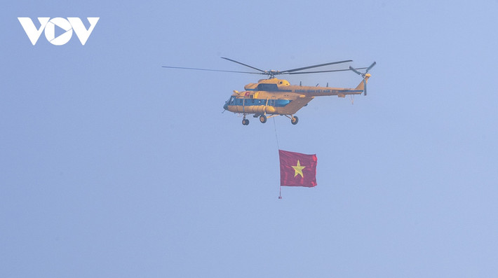 Quốc kỳ Việt Nam trên bầu trời Hà Nội.