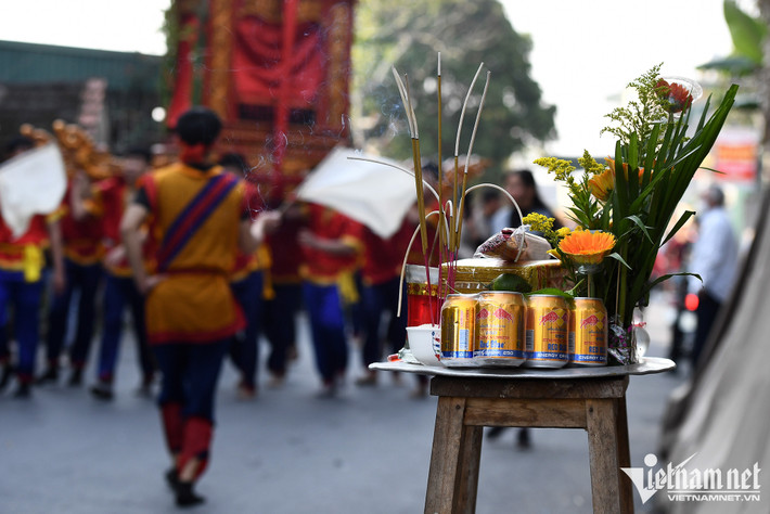 Dọc đường kiệu đi qua, nhiều người dân bày mâm lễ trước cổng nhà để lễ thánh.