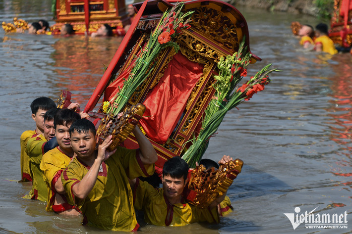 Nhiều lần kiệu nghiêng ngả như thể sắp lật khiến khán giả đứng hai bên bờ sông hồi hộp.