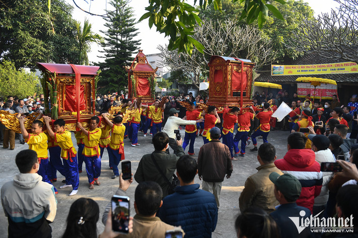 Sáng 30/1 (mùng 9 tháng Giêng), Lễ hội đền chùa Phượng Vũ (thôn Thọ Lộc, xã Minh Khai, huyện Vũ Thư, tỉnh Thái Bình) được tổ chức trở lại sau hai năm gián đoạn vì ảnh hưởng của đại dịch Covid-19. Nét đặc biệt và được quan tâm nhất của lễ hội là màn rước 3 chiếc kiệu có tên Song Loan, Long Đình và kiệu Lễ.