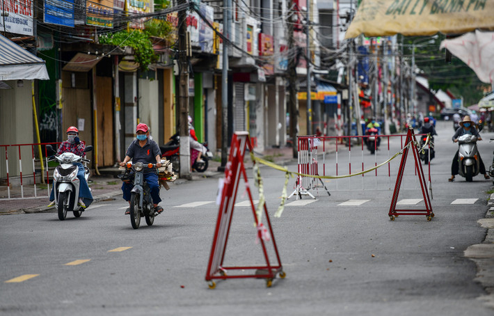 Lối dẫn vào chợ Thủ Dầu Một chỉ có vài tiểu thương ra vào chở hàng sáng nay. Đây là khu chợ nằm ở trung tâm thành phố Thủ Dầu Một, trước dịch rất nhộn nhịp.