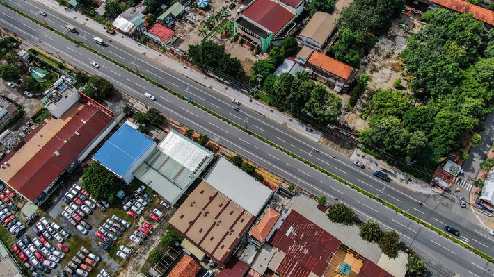 Quốc lộ 13, đoạn thuộc phường Phú Lợi, chỉ lác đác xe cộ lúc 8h sáng.