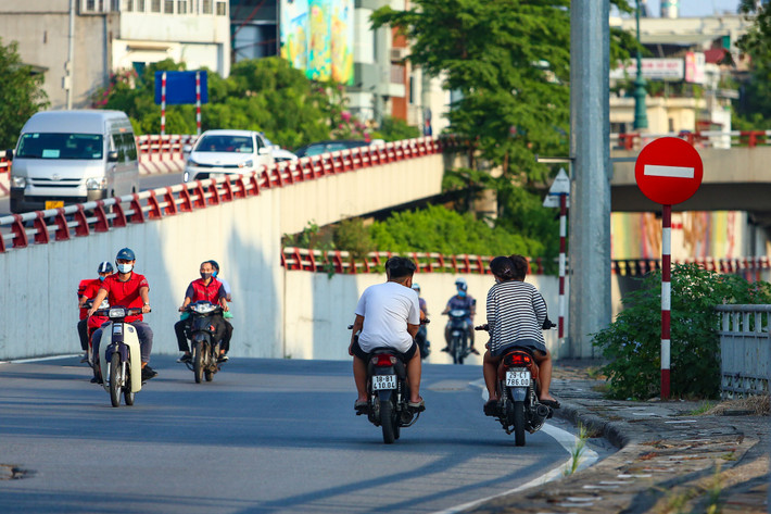 Tuy nhiên, cảnh người đi xe máy không đội mũ bảo hiểm lưu thông ngược chiều ngay trên đường đê Trần Nhật Duật diễn ra phổ biến vào chiều 10/9.