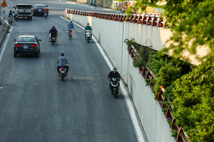 Các phương tiện quay đầu phóng ngược chiều theo đường gầm vòng xuyến cầu Chương Dương về trung tâm quận Hoàn Kiếm.