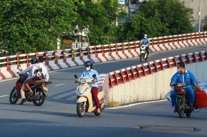 Số khác quay xe ngay tại lối xuống cầu Chương Dương hướng về quận Tây Hồ.