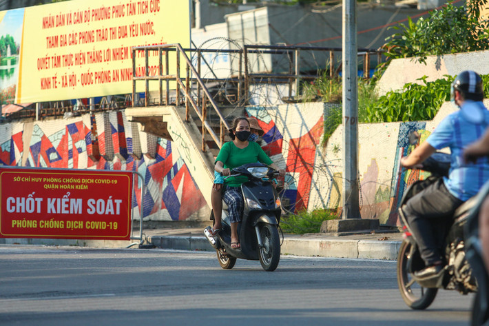 Ngoài ra, nhiều người đi từ phường Phúc Tân ra cũng không đội mũ bảo hiểm, phóng xe ngược chiều.