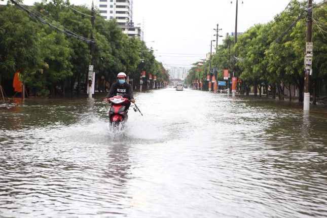 Trong 3h vừa qua (từ 3h - 6h), khu vực Hà Tĩnh đã có mưa vừa, mưa to, có nơi mưa to và dông như: Đại Lộc 127 mm, Đò Điệm 126 mm, Đậu Liêu 105 mm, Kỳ Thượng 100mm, Sơn Lộc 91mm, TP Hà Tĩnh 67mm…