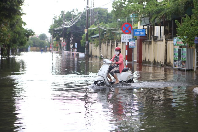 Đường Huy Cận cũng xảy ra tình trạng ngập. Có những điểm ngập hơn 60cm.