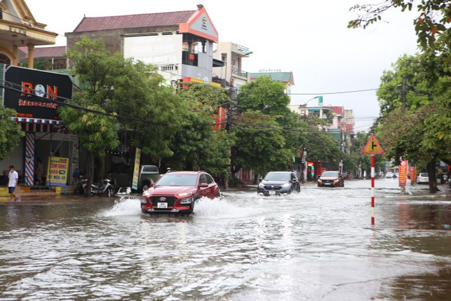 Trong đêm hôm qua, TP Hà Tĩnh có mưa rất lớn, lượng mưa đo được trên 60mm, khiến các tuyến đường giao thông bị ngập.
