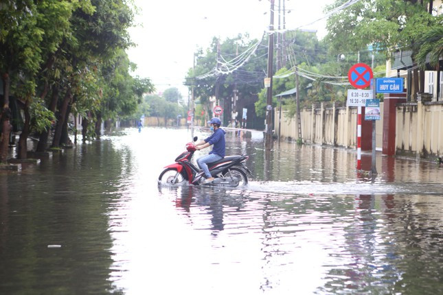 Dự báo trong khoảng 3 giờ tới, trên khu vực Hà Tĩnh tiếp tục có mưa vừa, mưa to và dông với lượng mưa phổ biến từ 20 - 50mm, có nơi trên 50mm.