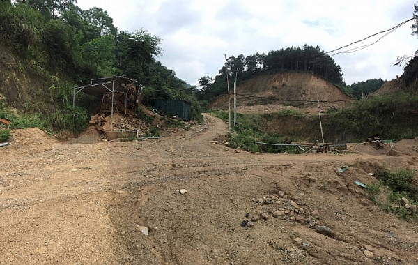 Trước đó vào năm 2019, ông Nguyễn Đình Duyệt khi đó vẫn là Phó Giám đốc Sở Tài nguyên và Môi trường (TN&MT) tỉnh Lạng Sơn dính vào lùm xùm nhờ báo chí dừng đăng bài liên quan đến phản ánh khai thác cát tặc tại xã Song Giáp (huyện Cao Lộc, Lạng Sơn).