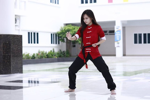 Bên trong vẻ dịu dàng, nữ tính đó, thật bất ngờ là Mỹ Huyền lại rất giỏi võ.