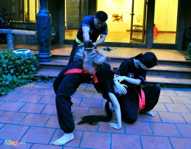 Hai chị em đã có 5 năm học môn võ cổ truyền. Hai cô gái có vẻ liễu yếu đào tơ nhưng không ngần ngại đánh tay đôi đến chặt gạch, dùng cổ bẻ cong thanh sắt, nằm trên bàn chông, cho xe máy đi qua người...