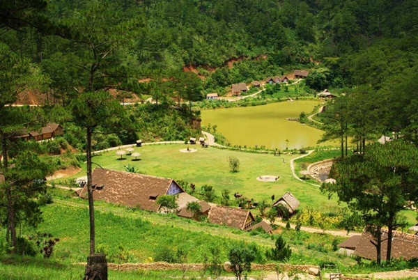 Giữa không gian thiên nhiên tuyệt đẹp của núi rừng, làng Cù Lân mang vẻ đẹp hoang sơ với những ngôi nhà sàn truyền thống của đồng bào dân tộc K'Ho rất độc đáo...