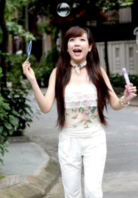 Cô bạn sở hữu ngoại hình khá ấn tượng với nụ cười rất tươi và gương mặt thanh thoát. Nữ sinh này chính là diễn viên nữ trong clip "Quê tôi Thanh Hóa" gây sốt cộng đồng mạng trước đây. Nói về dự định tương lai, Kim Oanh cho biết: "Mình sẽ học thật tốt, thử sức trong những vai diễn hay và ấn tượng".
