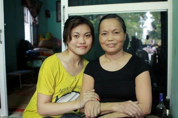 Trong những ngày tháng khó khăn, chính mẹ là chỗ dựa vững chắc nhất cho Ngọc Anh. Cô đang là sinh viên năm cuối ngành Kế toán của một trường cao đẳng. Dù bị chế giễu trên mạng xã hội, 9X vẫn tâm niệm rằng nếu lạc quan, những điều tốt đẹp sẽ đến. Sau những lời bộc bạch chân thành của Ngọc Anh, dân mạng dường như đã tỉnh ngộ và không xem cô là một trò đùa như trước đây.