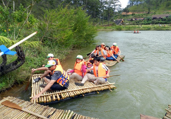 Ngoài ra nếu đi theo một nhóm đông người, bạn cũng có thể thuê những chiếc bè được kết bằng cây tầm vông, chống sào đẩy trôi bè, ngắm nhìn cảnh vật thơ mộng xung quanh hồ.