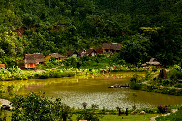 Từ trung tâm thành phố Đà Lạt, du khách có thể đi theo đường Suối Vàng Suối Bạc để đến thăm ngôi làng, con đường sẽ đi qua những mặt hồ mênh mông, thơ mộng và xuyên qua những rừng thông bất tận, tuyệt đẹp.