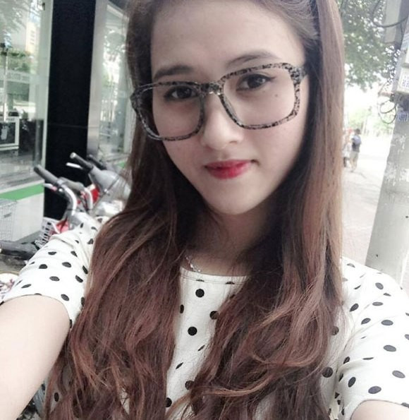 Sau khi kêu cứu vì bị lợi dụng tên tuổi trên mạng xã hội, Việt Trinh may mắn được hồi phục lại tài khoản. Cô mừng mừng, tủi tủi nói: "Mình vẫn rất lo lắng khi nghĩ đến chuyện Facebook sẽ tiếp tục bị hack. Mình đã xóa hết những dòng status không hay ho và không để avatar, tránh việc có người mạo danh mình và báo cáo sai phạm của mình cho người quản lý". Ảnh: Đất Việt.