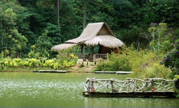 Làng Cù Lần bắt đầu mở cửa từ năm 2011, khu du lịch chủ yếu hướng du khách tham gia các hoạt động ngoài trời, thư giãn, hòa mình vào thiên nhiên, núi rừng như bắt cá suối, săn gà rừng... là nơi lý tưởng để tổ chức các hoạt động teambuilding.