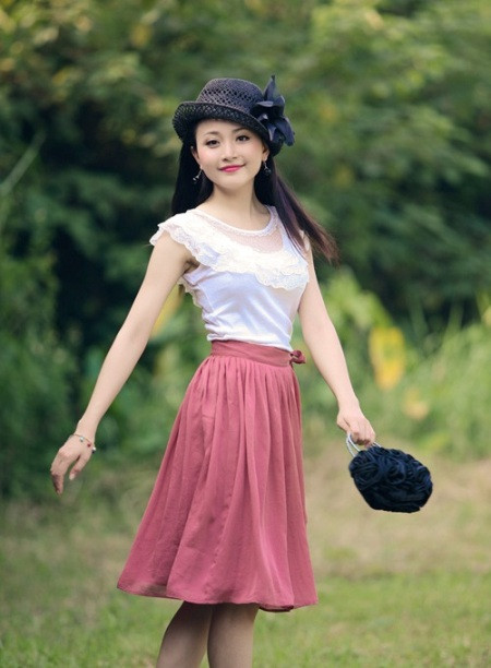 Sinh ra trong một gia đình có bố mẹ đều làm nghệ thuật nên Trang cũng đã có ảnh hưởng rất lớn từ gia đình. Bố là nhạc sỹ, mẹ hai làm biên đạo múa nên ngay từ nhỏ, Trang đã được bố mẹ cho vào Nhà văn hóa thiếu nhi Việt Đức (thành phố Vinh – Nghệ An) học đàn, vẽ.