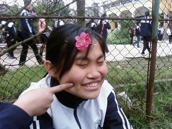 Cách đây khá lâu, một cô gái khác cũng trở thành nạn nhân của những trò đùa ác trên mạng xã hội chính là Thắm Tây. Thắm Tây tên thật là Ngọc Anh, vì ngoại hình không ưa nhìn, cô đã bị một số cá nhân thiếu ý thức trên mạng xã hội sử dụng hình ảnh trái phép kèm theo những lời bình phẩm, cười cợt khiến 9X trở thành nhân vật "dị thường". "Bạn bè tôi cũng hay trêu đùa, rồi chụp lại những bức ảnh nghịch ngợm đăng tải Facebook. Nhưng tôi thật không ngờ, sự hồn nhiên trong sáng đó đã khiến tuổi trẻ của tôi chìm trong bóng tối..." - Ngọc Anh tâm sự.