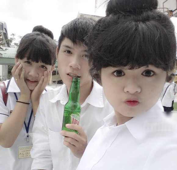 Bên cạnh những mặt tích cực mà cộng đồng mạng mang lại, thế giới ảo này cũng tồn tại một số nhược điểm khiến người dùng chúng đau đầu. Cụ thể nhất là việc trở thành trò đùa của dân mạng khi chẳng may bị ai đó sử dụng hình ảnh trái phép để chế, ghép ảnh với mục đích mua vui. Đó cũng chính là bi kịch của cô gái học sinh lớp 10 trường PTTH An Dương (Hải Phòng) những ngày vừa qua. Từ một tấm ảnh bình thường, cô bị biến đổi thành mắt to và da trắng dị thường, khiến người xem chế giễu "giống người ngoài hành tinh". Ảnh: Đất Việt.