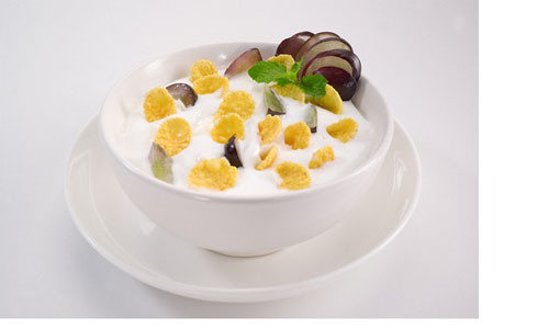 Thứ 2: Sữa chua ngũ cốc. Đầu tuần “khởi động” bằng 1 hũ sữa chua trộn cùng 3 muỗng ngũ cốc (bran cereal), một ít trái cây tươi như dâu, đào, nho… bạn sẽ có được năng lượng dồi dào cho tuần mới. Ngũ cốc và trái cây chứa nhiều chất xơ, vitamin, kết hợp cùng sữa chua nhiều canxi, riboflavin, kali, phốt pho, kẽm,carbohydrate.Vì thế, đây được xem là bữa sáng rất tốt cho cơ thể, mang lại sự sảng khoái cả ngày cho bạn.