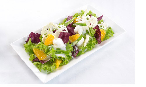 Thứ 6: Salad trái cây sữa chua. Cuối tuần, bạn có thể đổi món bằng cách làm salad sữa chua, với các loại rau củ như bông cải, đậu cove, cà rốt luộc sơ cùng các loại rau salad (nên ngâm rau củ qua nước đá để giữa được độ giòn). Với món ăn này, cách làm xốt sữa chua rất quan trọng. Bạn nên chọn loại sữa chua ngon làm từ 100% sữa tươi, hòa cùng vài giọt chanh và muối cho đậm đà trước khi rưới lên salad. Nếu thích, bạn có thể thêm ít tiêu để tăng hương vị.
